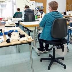 Chaise d'atelier en tissu AT3X sur patins vérin bas